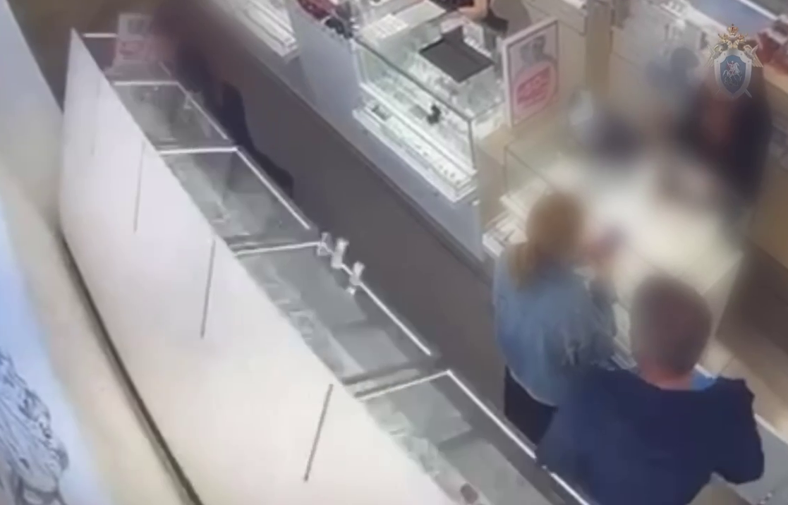 Витрина с украшениями упала на посетителей ювелирного магазина в Петербурге